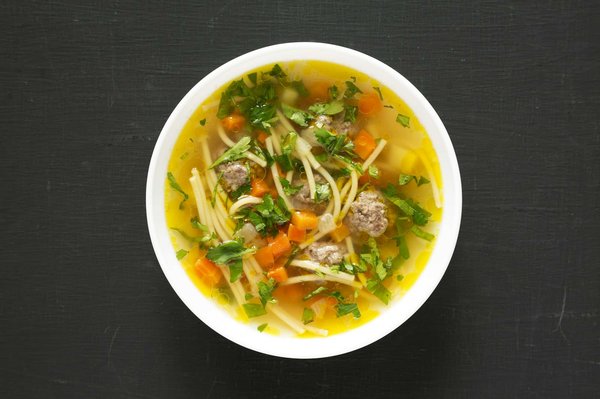 ¿Cómo hacer una sopa de mariscos con aroma a azafrán?