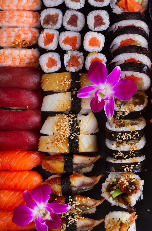 ¿Cuál es la técnica para preparar sushi nigiri con pescado fresco?